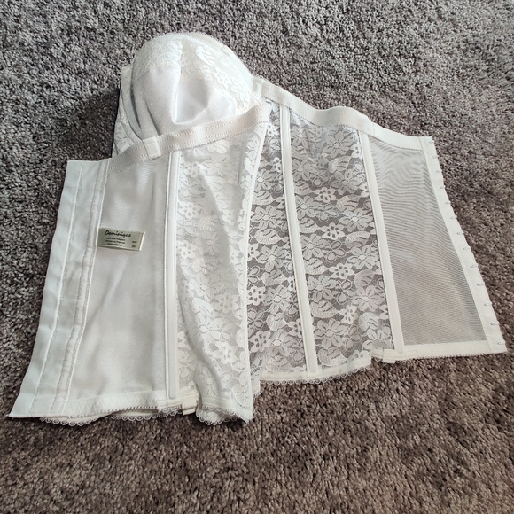 Corset - Picture 5 of 6